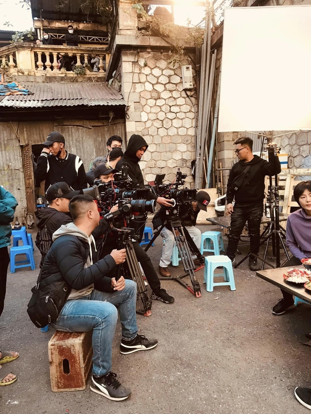 Phim vừa quay vừa phát sóng nên tiến độ rất khẩn trương, đòi hỏi sự chuyên nghiệp của từng diễn viên và cả ekip.