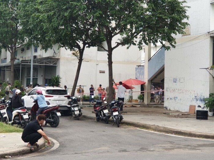 Lực lượng chức năng phong tỏa, khám nghiệm hiện trường