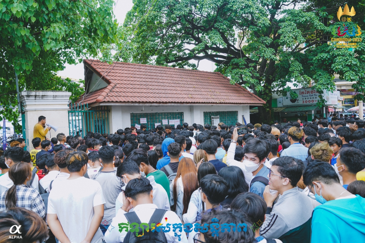 "Biển người" xếp hàng nhận vé miễn phí xem SEA Games 32. (Ảnh: BTC)