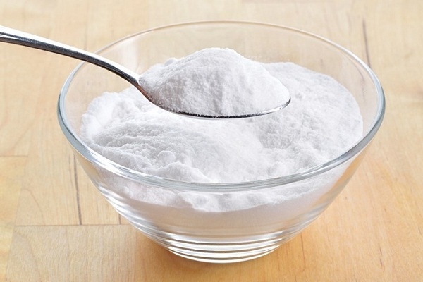 Baking soda còn được gọi là natri bicacbonat, có tính kiềm và có thể giúp trung hòa axit gây mùi trên da. Nó cũng có đặc tính thấm hút có thể giúp giữ khô ráo và thoáng mát. Bạn chỉ cần trộn một lượng nhỏ baking soda với nước để tạo thành hỗn hợp sệt, sau đó thoa lên nách của bạn. Mẹo này sẽ giúp ngăn tiết mồ hôi và giảm mùi.
