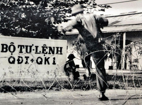 Các chiến sĩ Đại đội 1, Tiểu đoàn 1, Trung đoàn 1, Sư đoàn 2 đánh chiếm Bộ tư lệnh Quân đoàn 1 Quân đội Sài Gòn vào hồi 11 giờ 35 phút ngày 29/3/1975 (Ảnh tư liệu)