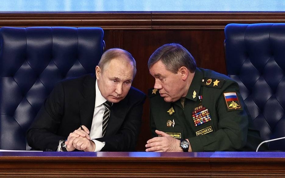 Tổng thống Nga Putin (trái) và Tổng Tham mưu trưởng Gerasimov. Ảnh: TASS.