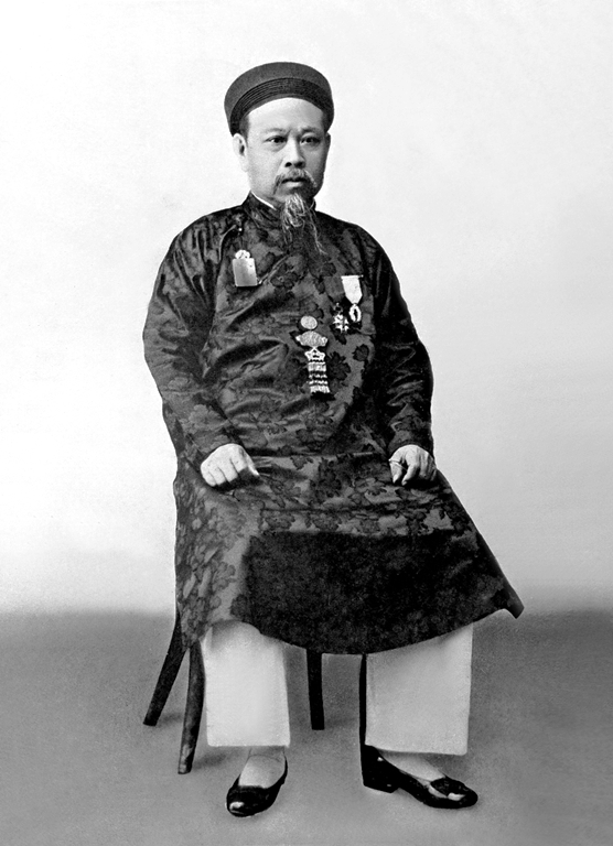 Tuần phủ Lê Trung Ngọc (1867 - 1928). Ảnh do cháu nội cụ cung cấp năm 2009