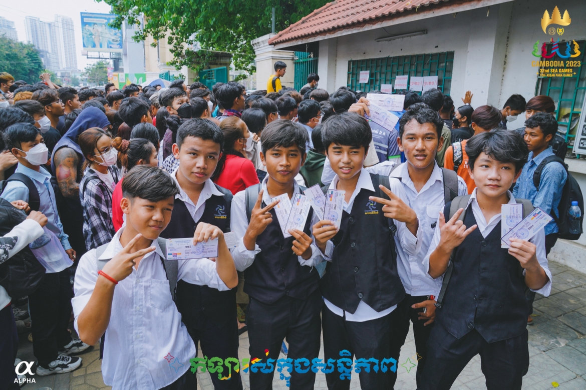 Niềm vui của người hâm mộ Campuchia khi nhận được vé xem SEA Games 32. (Ảnh: BTC)