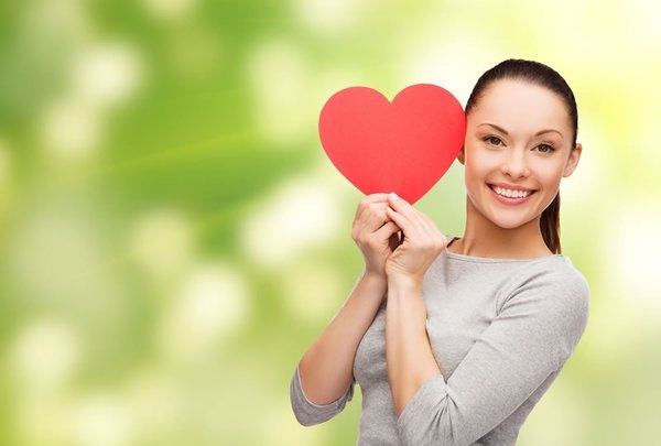 Tăng cường sức khỏe tim mạch: Tỏi có khả năng giảm cholesterol xấu khoảng 10 - 15% nên nó cũng sẽ giảm nguy cơ mắc bệnh tim mạch. Ngoài ra, đặc tính chống đông của tỏi còn giúp giảm đau tim và nguy cơ xuất huyết não. Ảnh minh họa