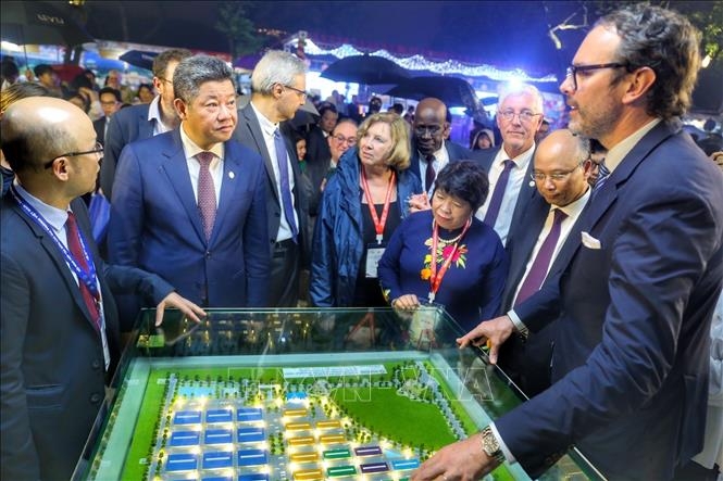 Các đại biểu tham quan các gian hàng. Ảnh: TTXVN