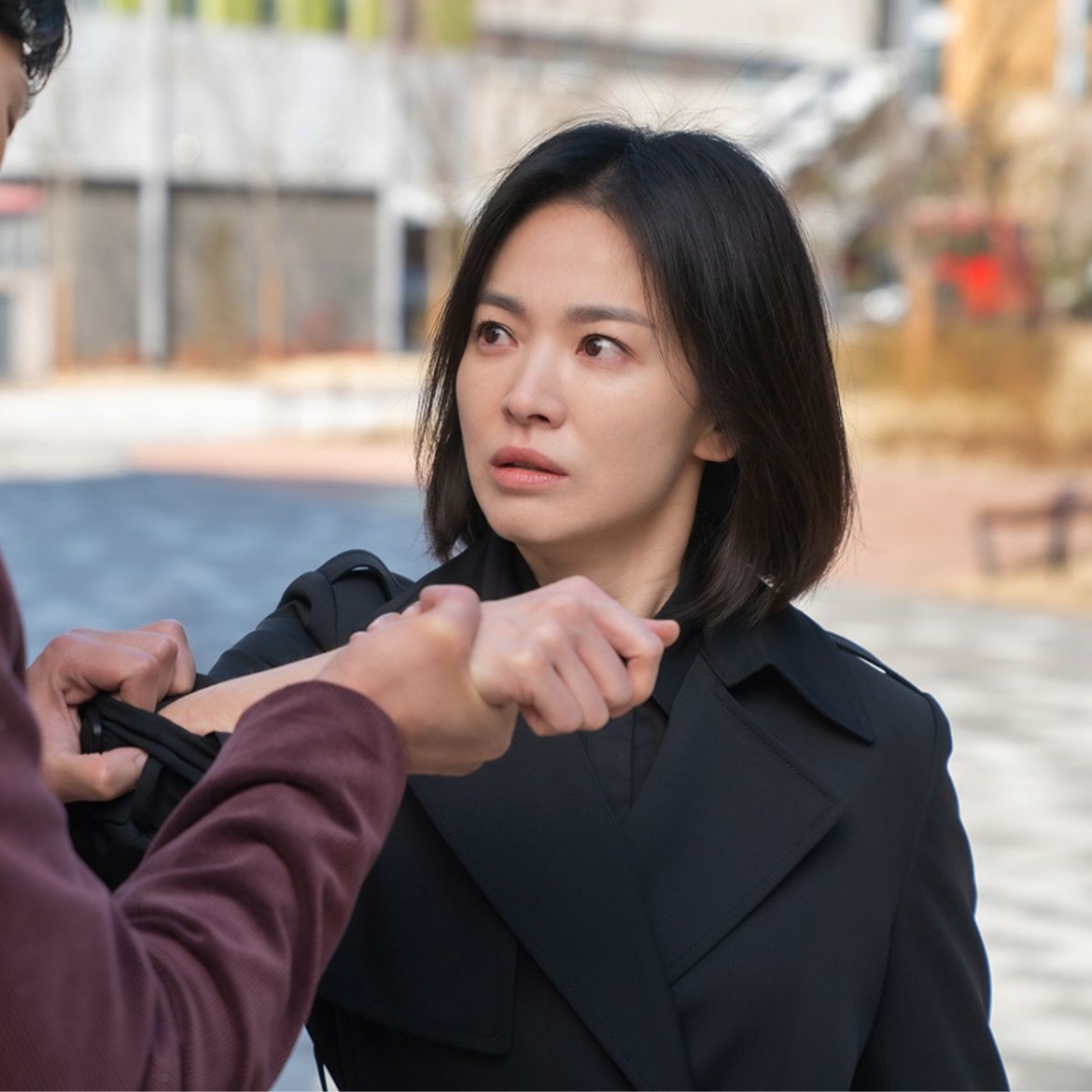 Nhân vật chính Moon Dong Eun (Jung Ji So và Song Hye Kyo thủ vai) mỗi ngày đến trường đều bị bạn bè cô lập, đánh đập và tra tấn.