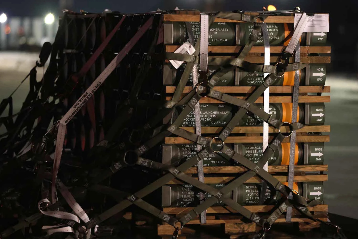 Vũ khí và thiết bị quân sự của Mỹ tại sân bay Boryspil gần Kiev, ngày 25/1/2022. Ảnh: Getty