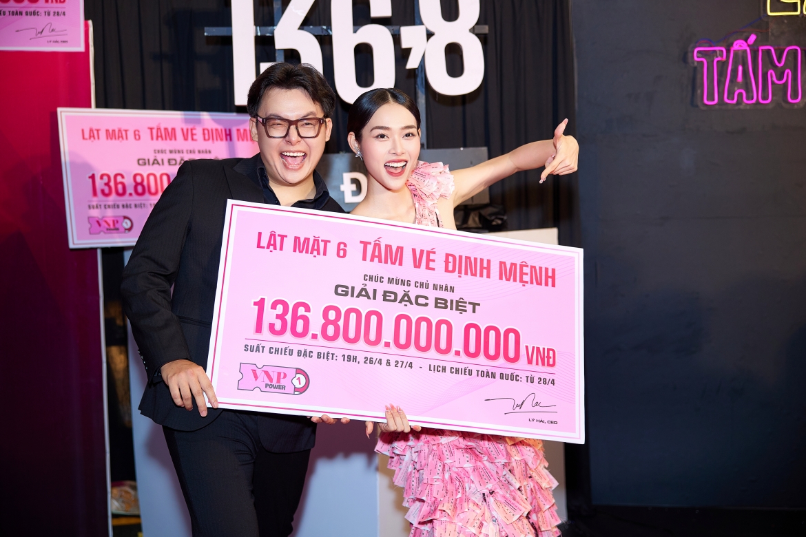 Diệp Bảo Ngọc trong thiết kế váy có hoạt tiết vé số.