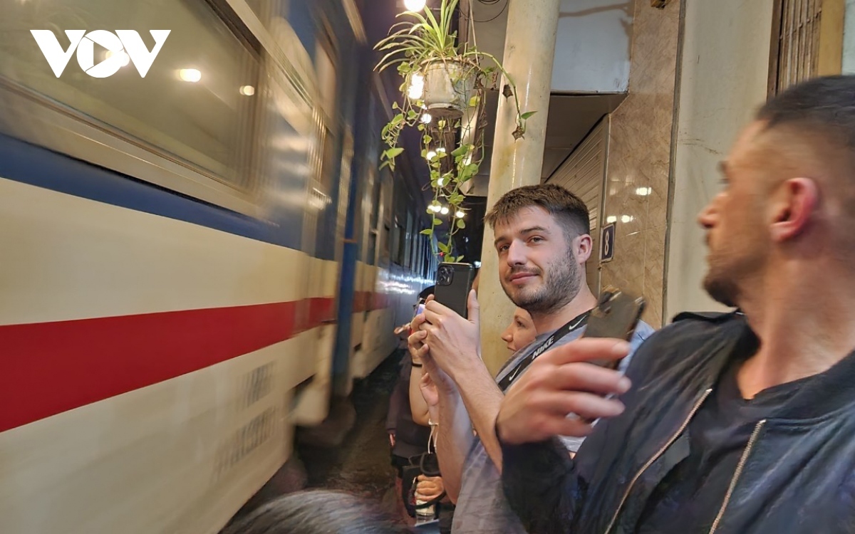 Du khách tại một quán cà phê đường tàu ở Hà Nội. Ảnh chụp tháng 3/2023.