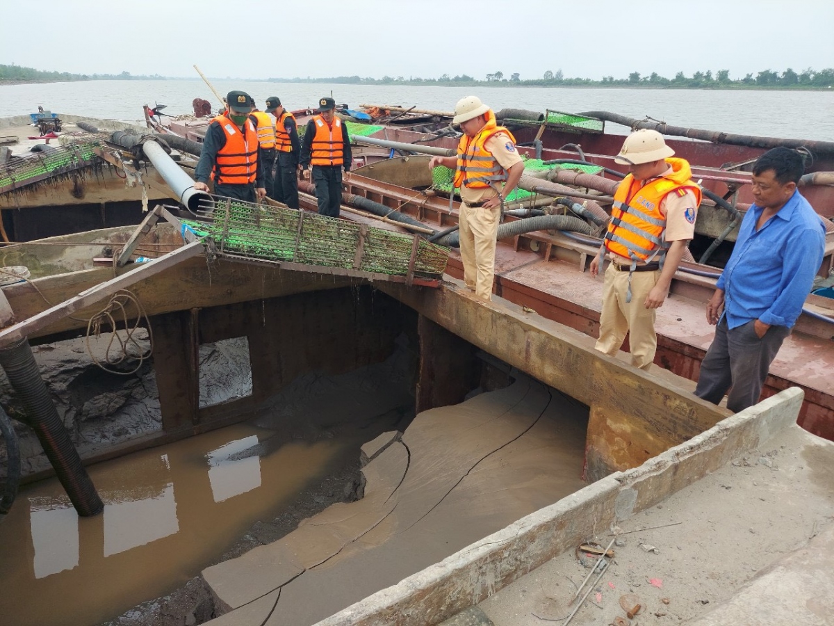 Lực lượng chức năng bắt quả tang phương tiện trái phép