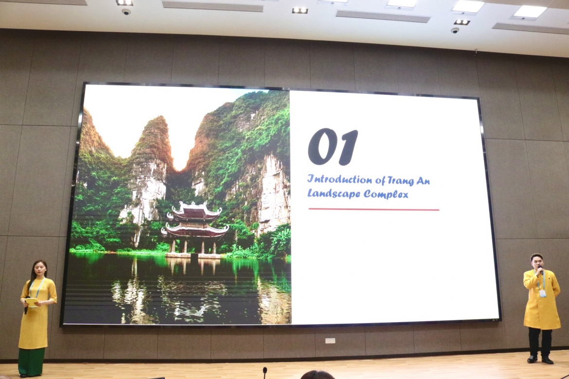 Đội thi của Trường Đại học Hòa Bình (Hà Nội) thuyết trình về điểm đến Tràng An (Ninh Bình). Nguồn: Diễm Hằng