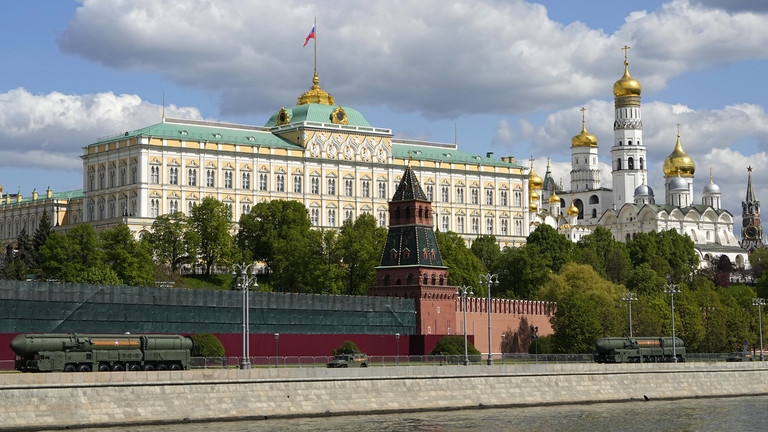 Hệ thống tên lửa đạn đạo Yars RS-24 của Nga di chuyển qua điện Kremlin trong Lễ duyệt binh nhân Ngày Chiến thắng ở Moscow ngày 9/5. Ảnh: AP