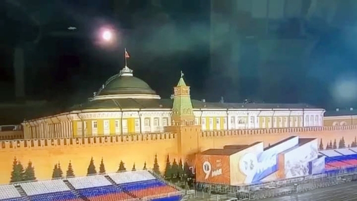 Hình ảnh một vật thể bay phát nổ gần mái vòm ở Điện Kremlin. Ảnh: Reuters