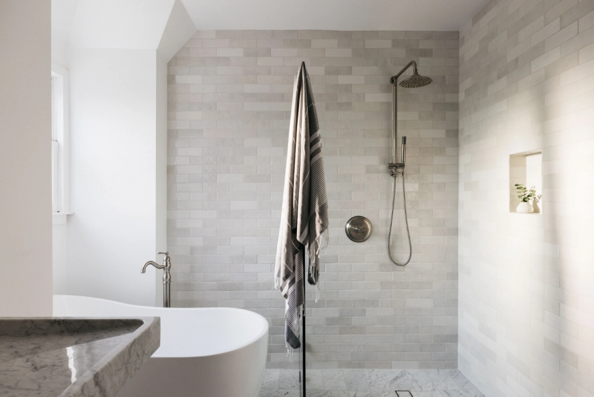 Phòng tắm gắn đá cẩm thạch là sự kết hợp hoàn hảo với nền trắng./.