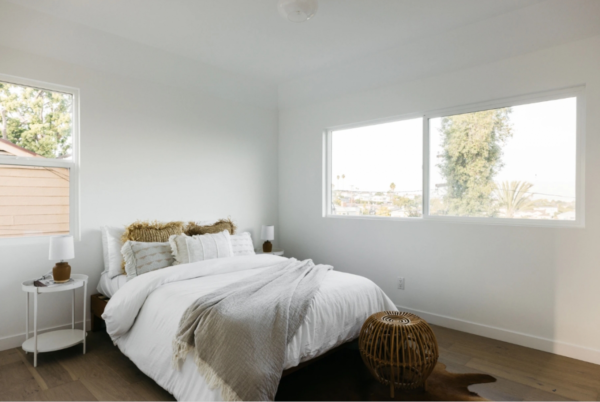 Thiết kế nhiều cửa sổ giúp ánh sáng dễ dàng tràn vào căn phòng.