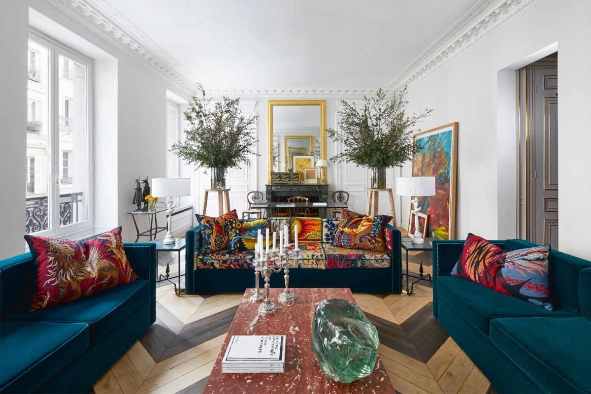 Những tông màu vui nhộn như hồng fuchsia, xanh cổ vịt, xanh lục bảo,... có thể kết hợp hài hòa và tạo nên vẻ đẹp phá cách cho phòng khách của bạn. Ảnh minh họa