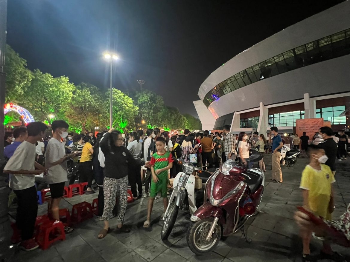 Ngay sau trận bán kết giữa tuyển bóng chuyền nữ Việt Nam và Liêu Ninh (Trung Quốc) khép lại, người dân đã mang ghế tới xếp hàng để có cơ hội mua vé xem trận chung kết AVC Club 2023. (Ảnh: Thu Thảo)