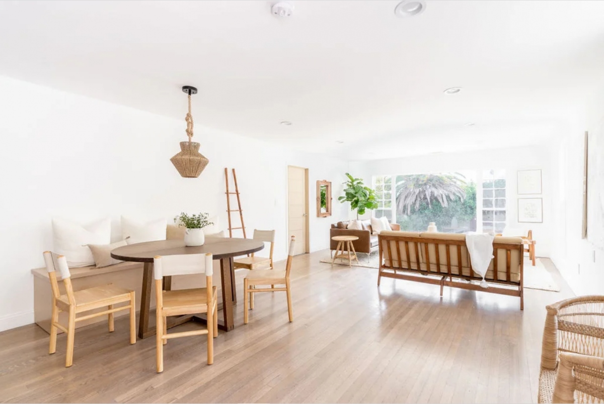 Màu trắng là gam màu sạch sẽ và sang trọng, giúp cho không gian trở nên rộng hơn.