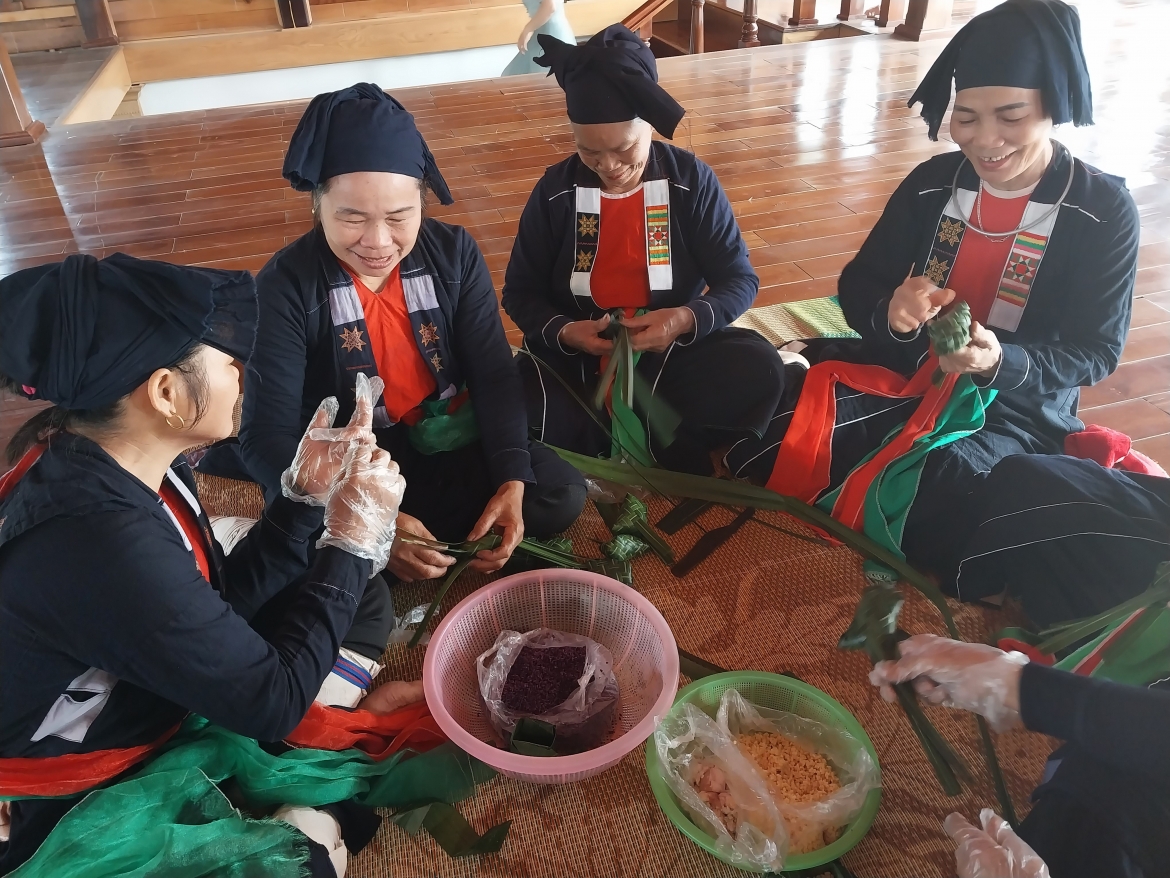 Đồng bào Xán Chay làm bánh.