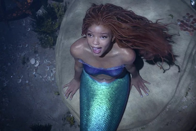 Đã có nhiều ý kiến tranh cãi, nữ nghệ sĩ da màu Halle Bailey không hợp với vai tiên cá Ariel. (Ảnh: Disney)