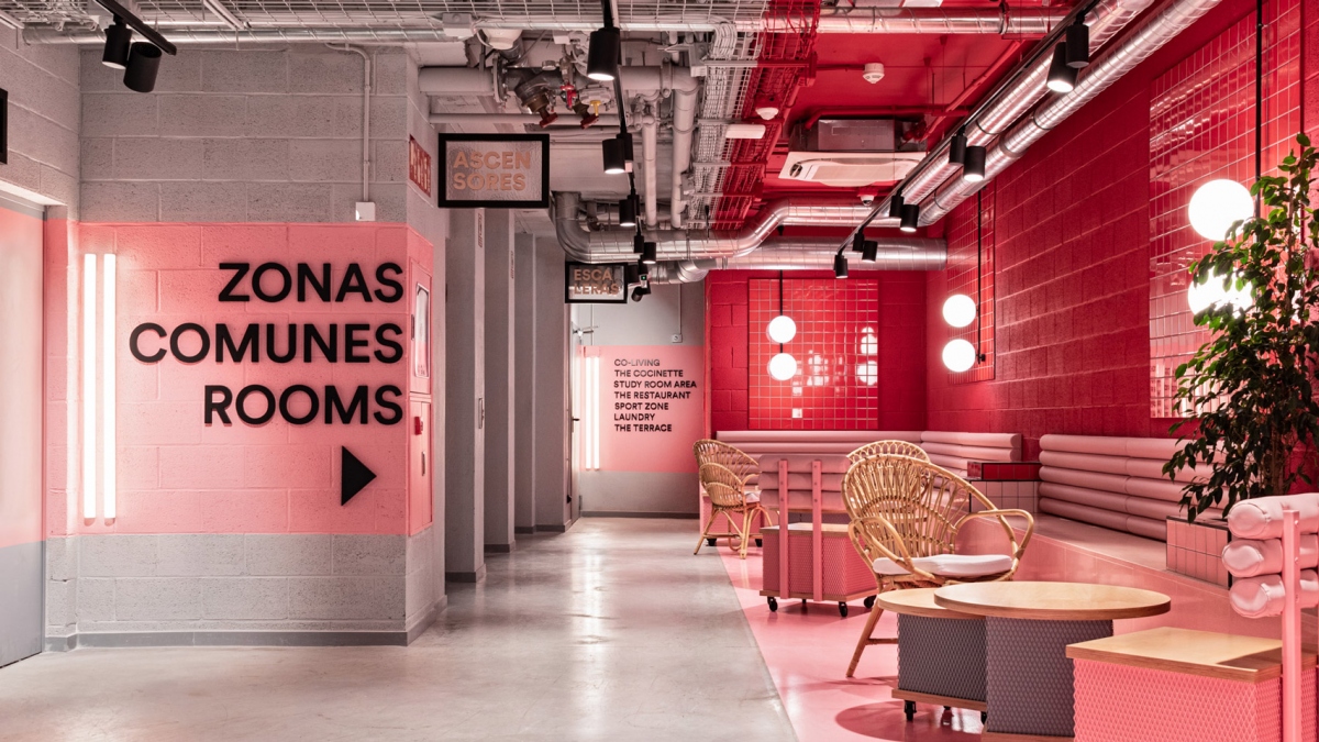 Trang hoàng nhà cửa bằng các bức tường lấy sắc Viva Magenta làm chủ đạo. Bạn cũng có thể làm dịu sắc màu rực rỡ này bằng cách kết hợp các sắc thái nhẹ hơn của màu hồng hoặc đỏ.