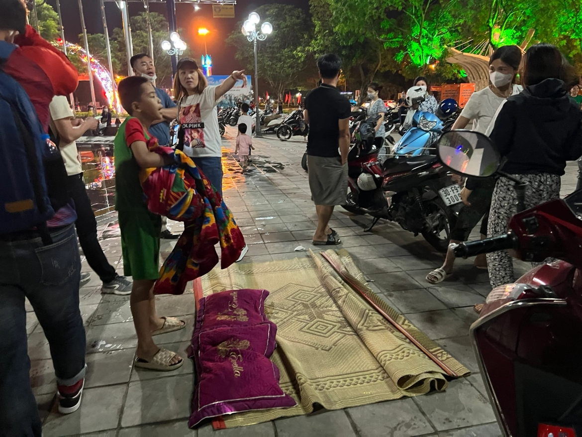 Nhiều người thậm chí mang cả chăn chiếu ra trước khu vực nhà thi đấu để lấy được vị trí tốt. (Ảnh: Thu Thảo)