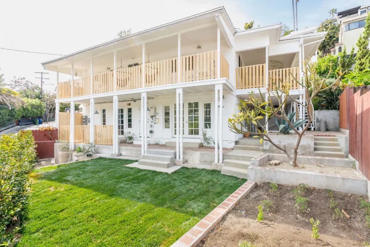 Sân trước có bãi cỏ, có thể sử dụng để vui chơi hoặc mở tiệc nướng ngoài trời.