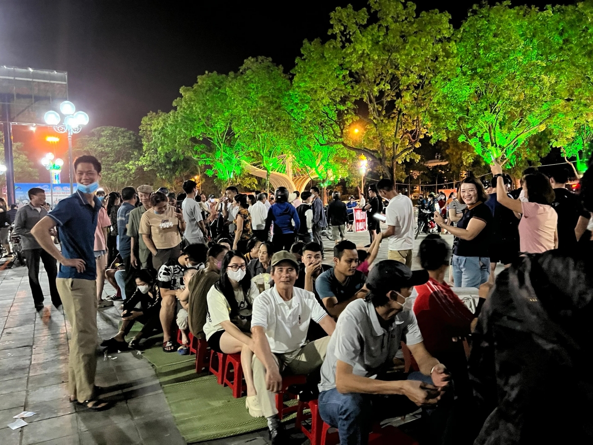Những cổ động viên đến đây xếp hàng có đủ thành phần, từ người già, trung niên đến các bạn trẻ. (Ảnh: Thu Thảo)