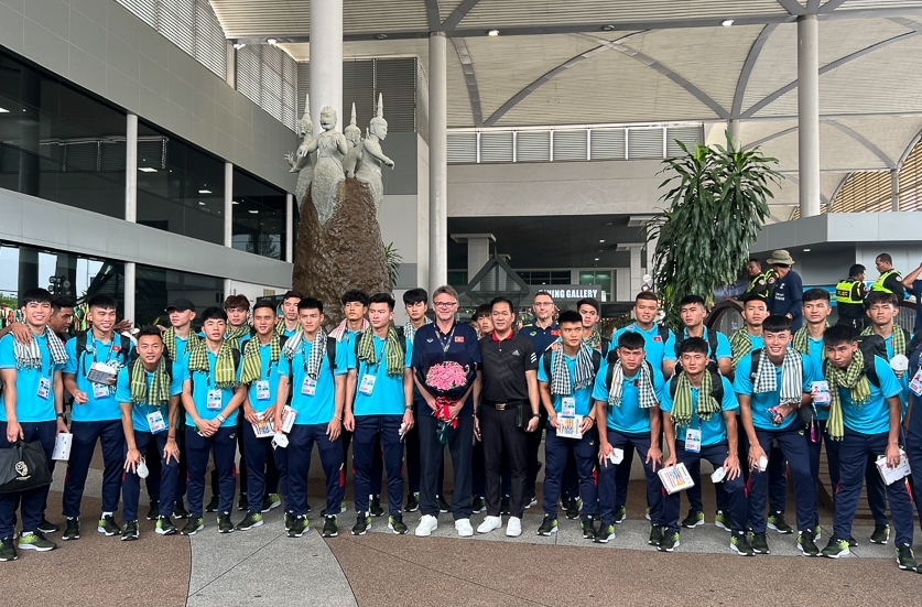 Đội tuyển U22 Việt Nam tại sân bay Phnom Penh ( Campuchia)