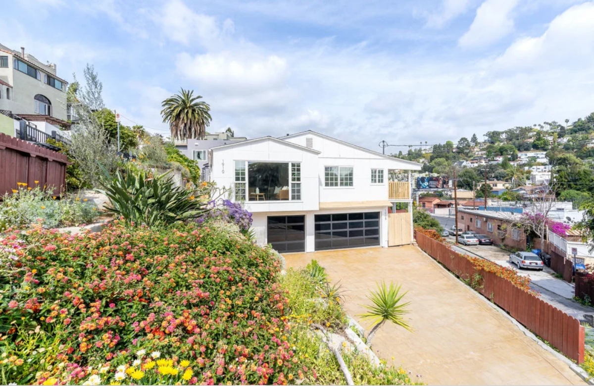 Nhà nghỉ dưỡng cũng bố trí gara để xe ở sân sau./.