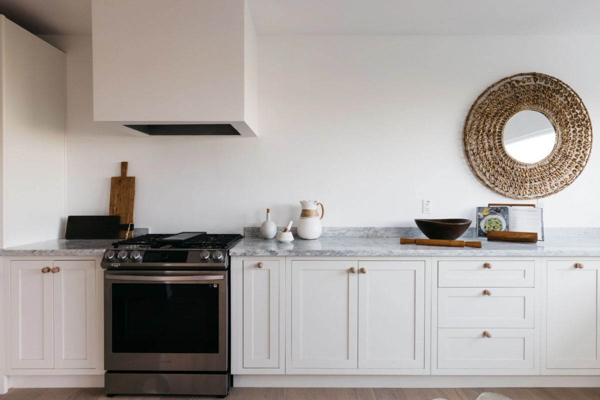 Phòng bếp gọn gàng với đầy đủ tiện nghi.