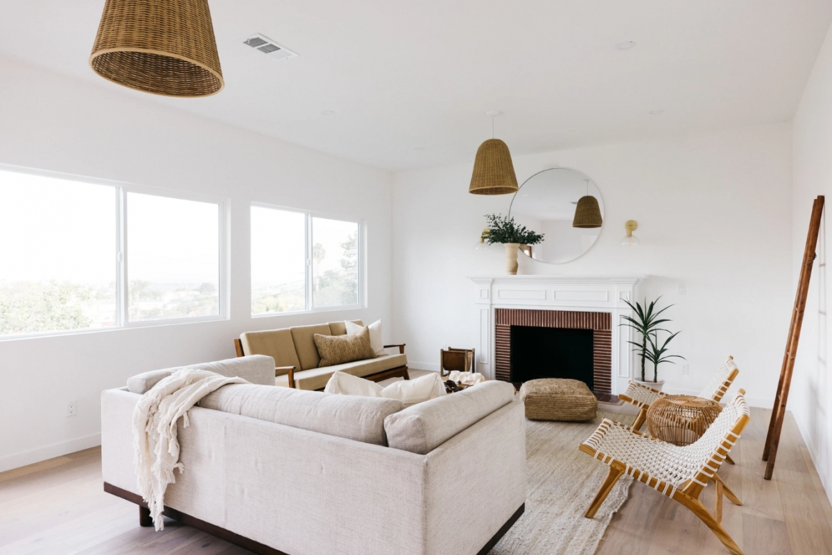 Để căn phòng màu trắng bớt trống trải, bạn có thể trang trí đèn chùm và lò sưởi, tạo cảm giác ấm cúng cho căn phòng.