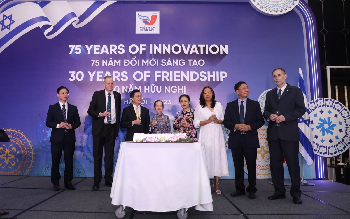 Đại sứ Mayer và các vị khách quý đóng góp nhiều cho quan hệ hữu nghị Việt Nam - Israel chuẩn bị cắt bánh tượng trưng cho kỷ niệm 30 năm quan hệ song phương (ảnh do Đại sứ quán Israel tại Việt Nam cung cấp).