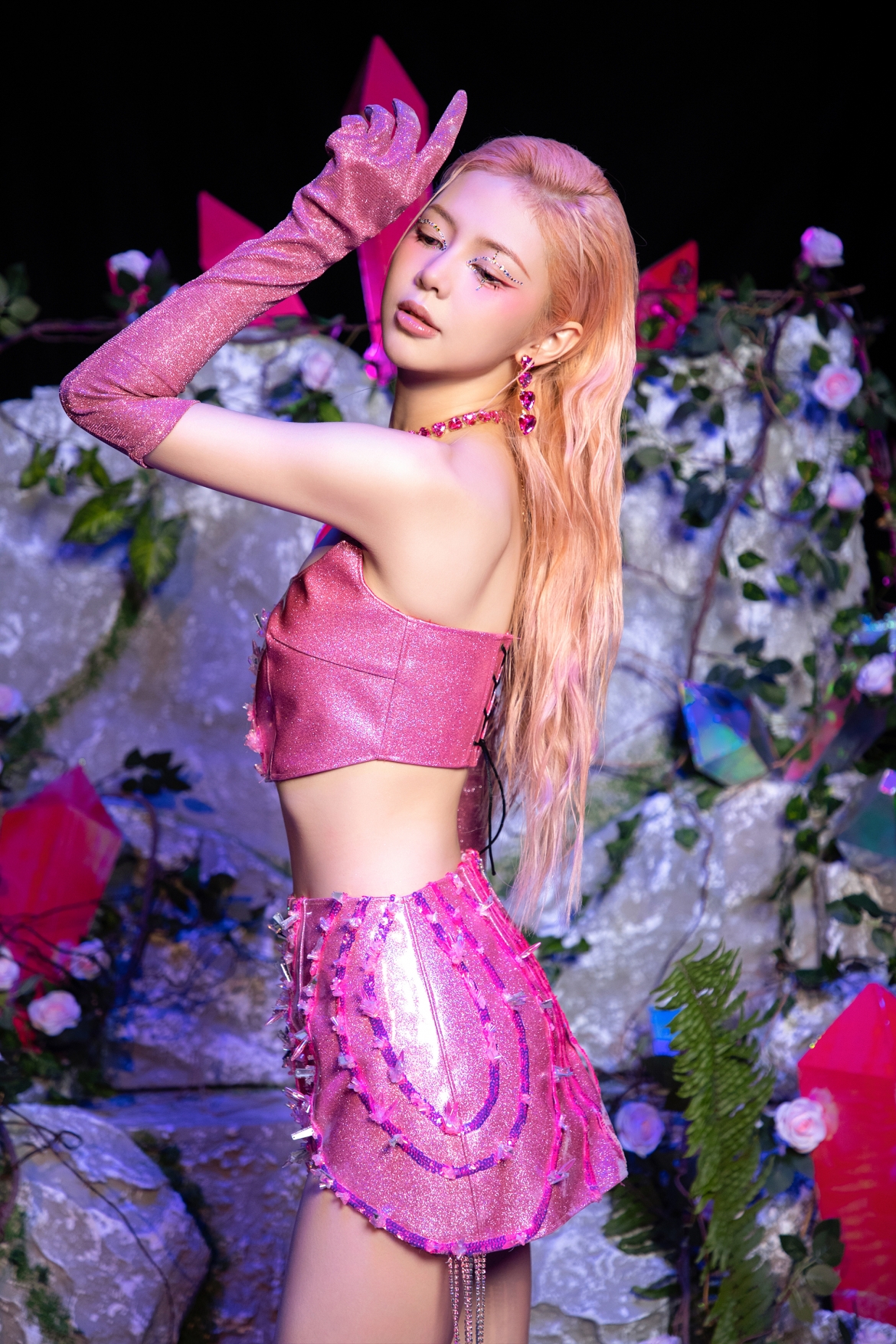 Liz Kim Cương ra mắt MV solo "Khó mở dễ đóng" chỉ ít ngày sau khi hủy bỏ dự án song ca với Trịnh Thăng Bình.