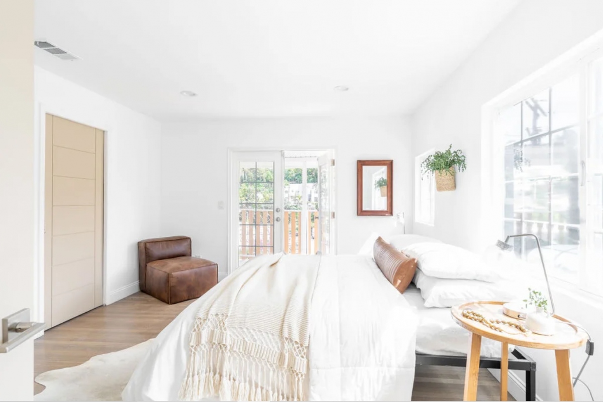 Phòng ngủ được bố trí theo hướng đón gió, có cửa ngách ra ban công.