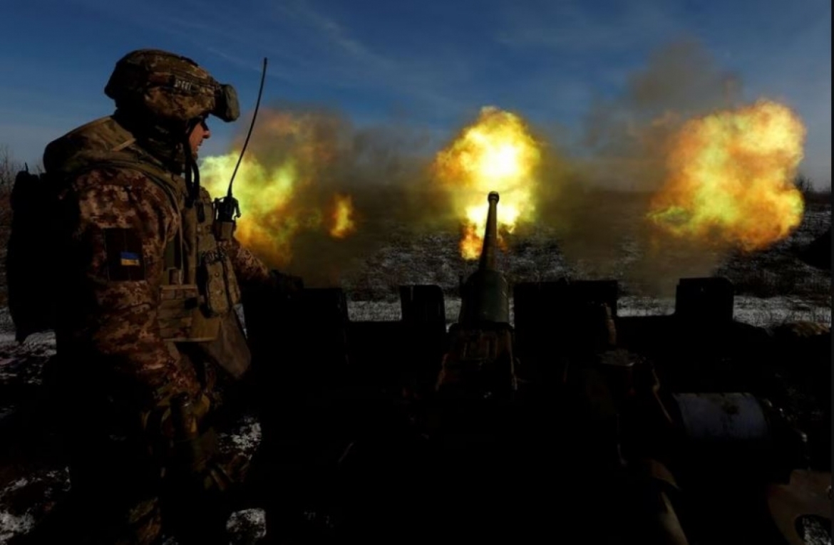 Quân đội Ukraine khai hỏa vũ khí phòng không ở Bakhmut. Ảnh: Reuters