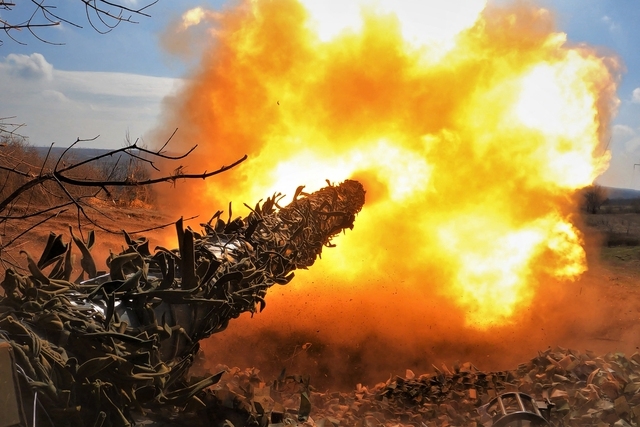 Xe tăng T-72 của Ukraine bắn vào các vị trí của đối phương ở tiền tuyến gần Bakhmut, vùng Donetsk ngày 26/3. Ảnh: AFP