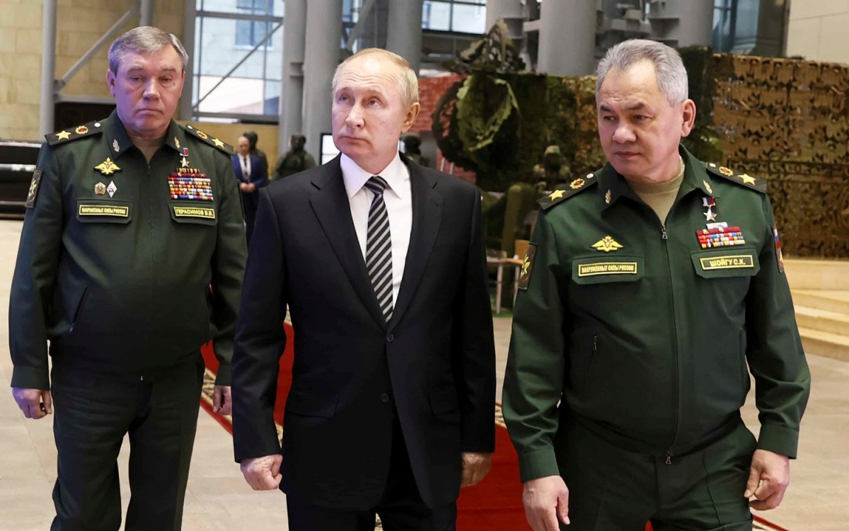 Tổng thống Nga Putin (giữa), Bộ trưởng Quốc phòng Nga Shoigu (phải) và Tổng tham mưu trưởng Gerasimov. Ảnh: Sputnik.