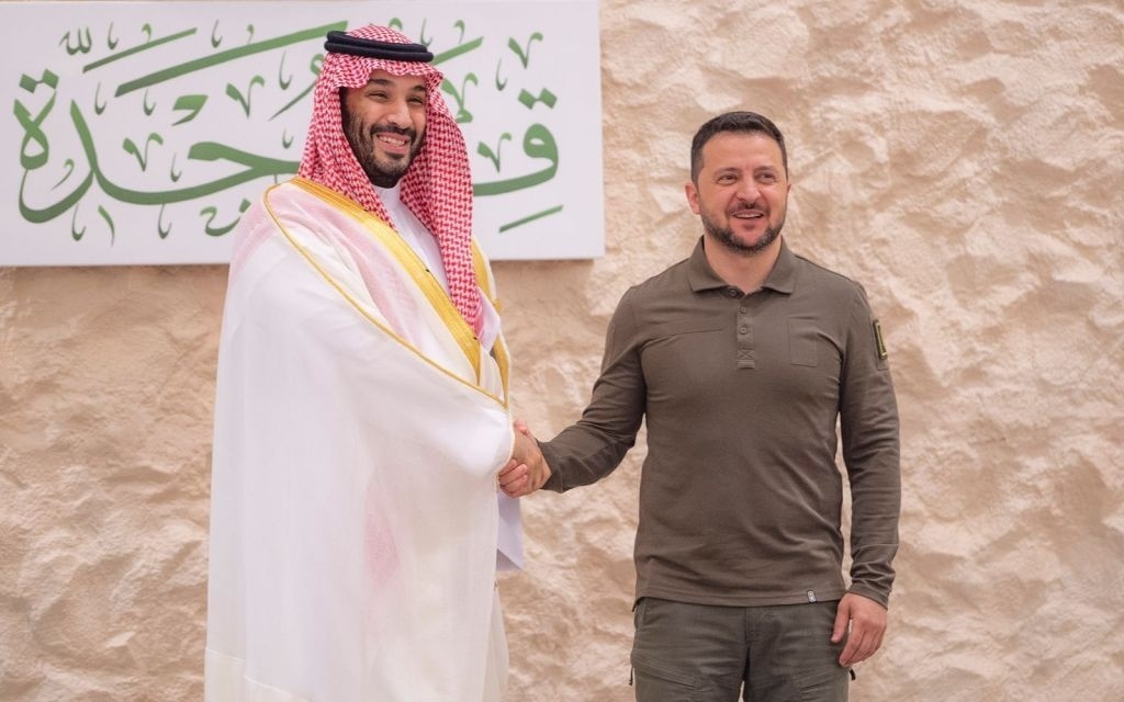 Thái tử Saudi Arabia Salman (trái) và Tổng thống Ukraine Zelensky ở Jeddah ngày 19/5/2023. Ảnh: Anadolu.