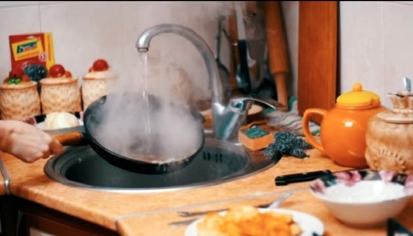 Không nên rửa chảo ngay khi vừa nấu xong