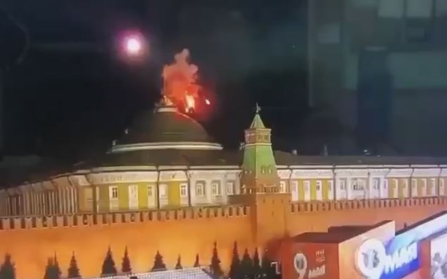 Khoảnh khắc UAV phát nổ phía trên điện Kremlin. Ảnh: Avia.