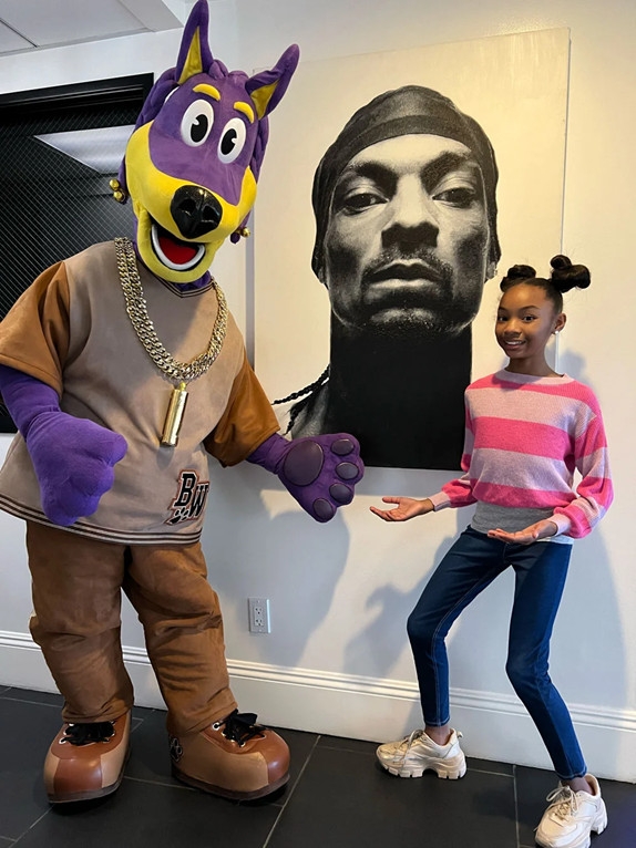 Bow Wizzle và Graceyn Gracie Hollingsworth với bức ảnh chân dung Snoop Dogg
(Ảnh: Gracie’s Corner)