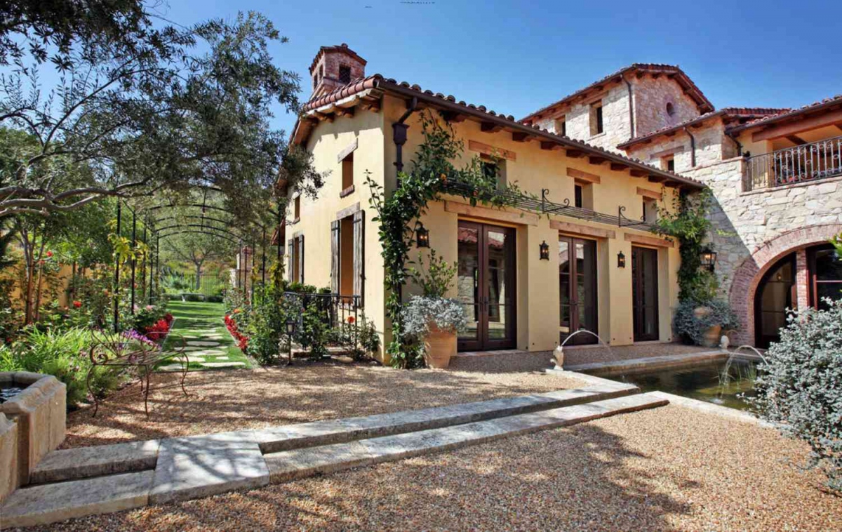 Mái ngói bằng đất sét nung: Bạn sẽ thường thấy mái ngói đất sét đỏ, đặc biệt là đất nung trên các ngôi nhà theo phong cách Địa Trung Hải. Thiết kế này giúp nước thoát ra dễ dàng và làm mát ngôi nhà trong thời tiết nóng bức. Ảnh minh họa