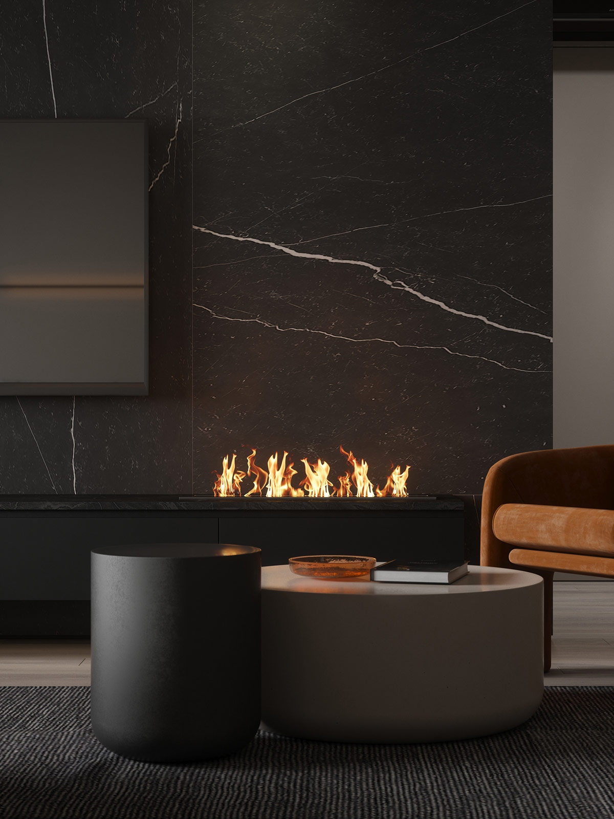 Ngọn lửa lò sưởi hiện đại trên một lò sưởi dài, tuyến tính. Các tấm đá cẩm thạch đen mọc lên phía sau nó, tạo ra một bức tường sang trọng.