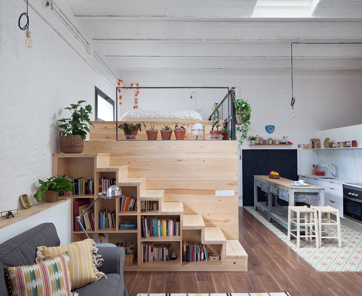 Cấu trúc gác lửng bằng gỗ tự nhiên tạo thêm sự ấm áp và kết cấu đẹp mắt cho nội thất có trần cao. Áp dụng rất nhiều cây xanh tươi tốt trong nhà để tăng thêm tính thẩm mỹ mộc mạc.