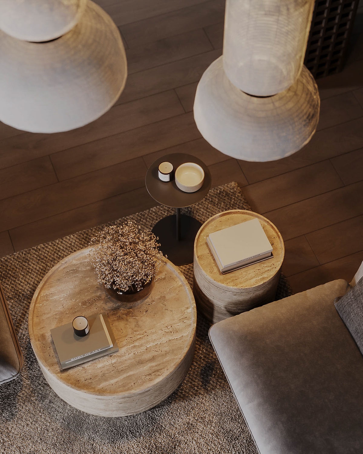 Sách trên bàn cà phê, nến và một chiếc bình thủy tinh lớn tạo thành những vật trang trí trung tâm nhỏ nhưng đầy phong cách.