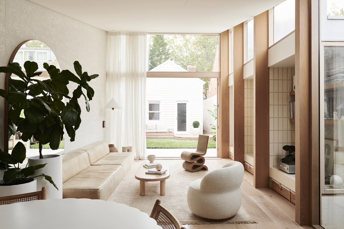 Sử dụng vật liệu tự nhiên để lắp ráp các điểm nhấn trang trí màu nâu. Chiêc bàn cà phê và ghế bằng gỗ là điểm nhấn cho màu thảm và ghế sofa bọc da màu nâu.