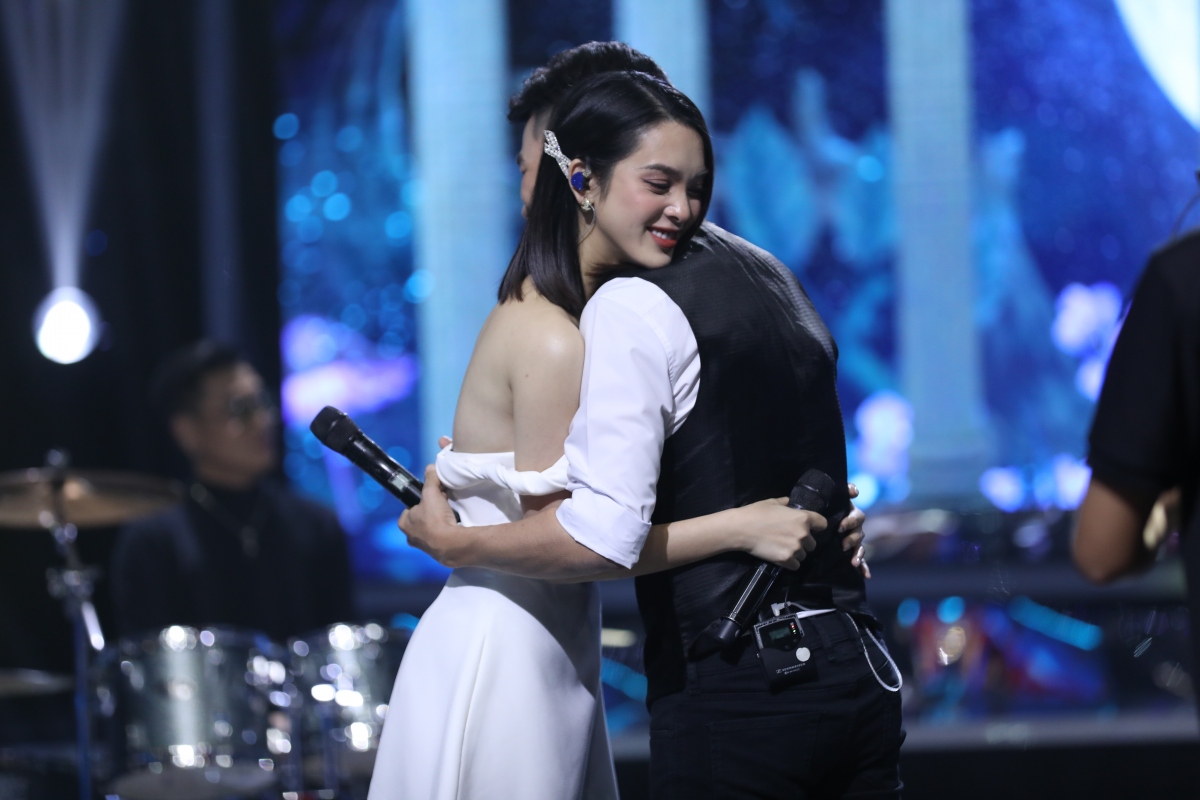 Hồ Trung Dũng và Quỳnh Lương trên sân khấu.