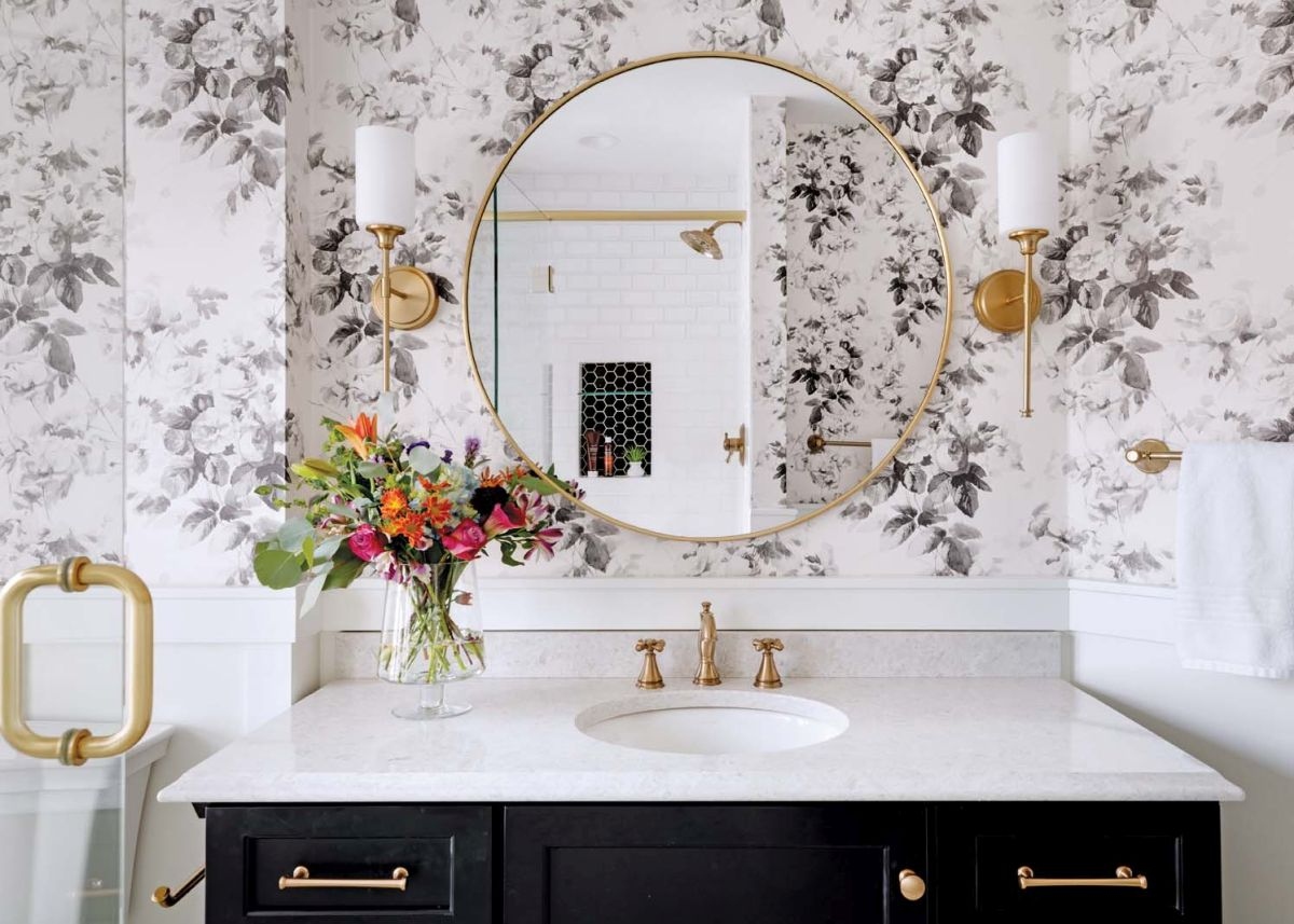 Nếu bạn ưa thích phong cách nữ tính, bạn có thể sử dụng giấy dán tường hình hoa.